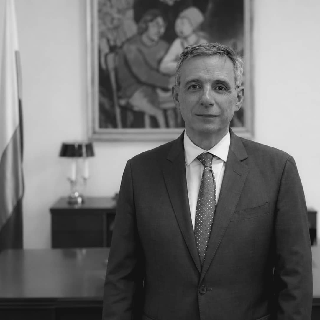 FOTO MINISTRO DE HACIENDA