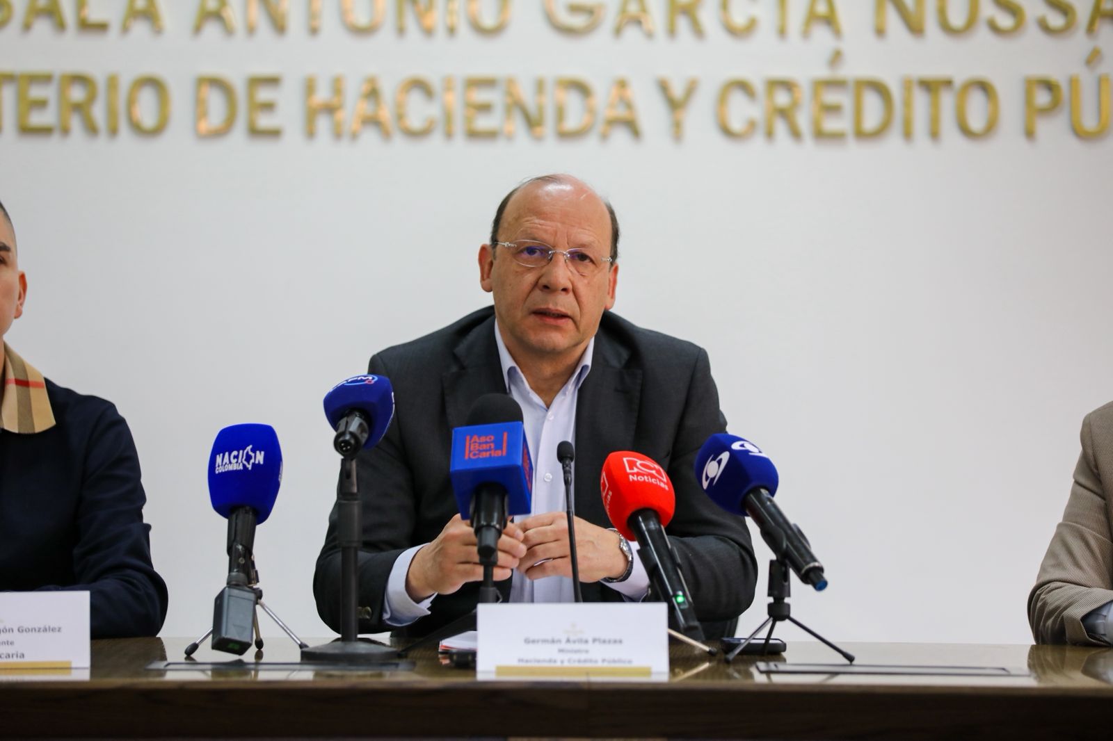 Gobierno y sector financiero firman acuerdo para alivio de damnificados